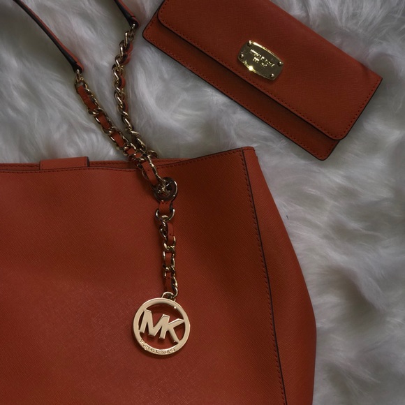 Michael Kors Hand Bag with Matching Wallet - Picture 4 of 6